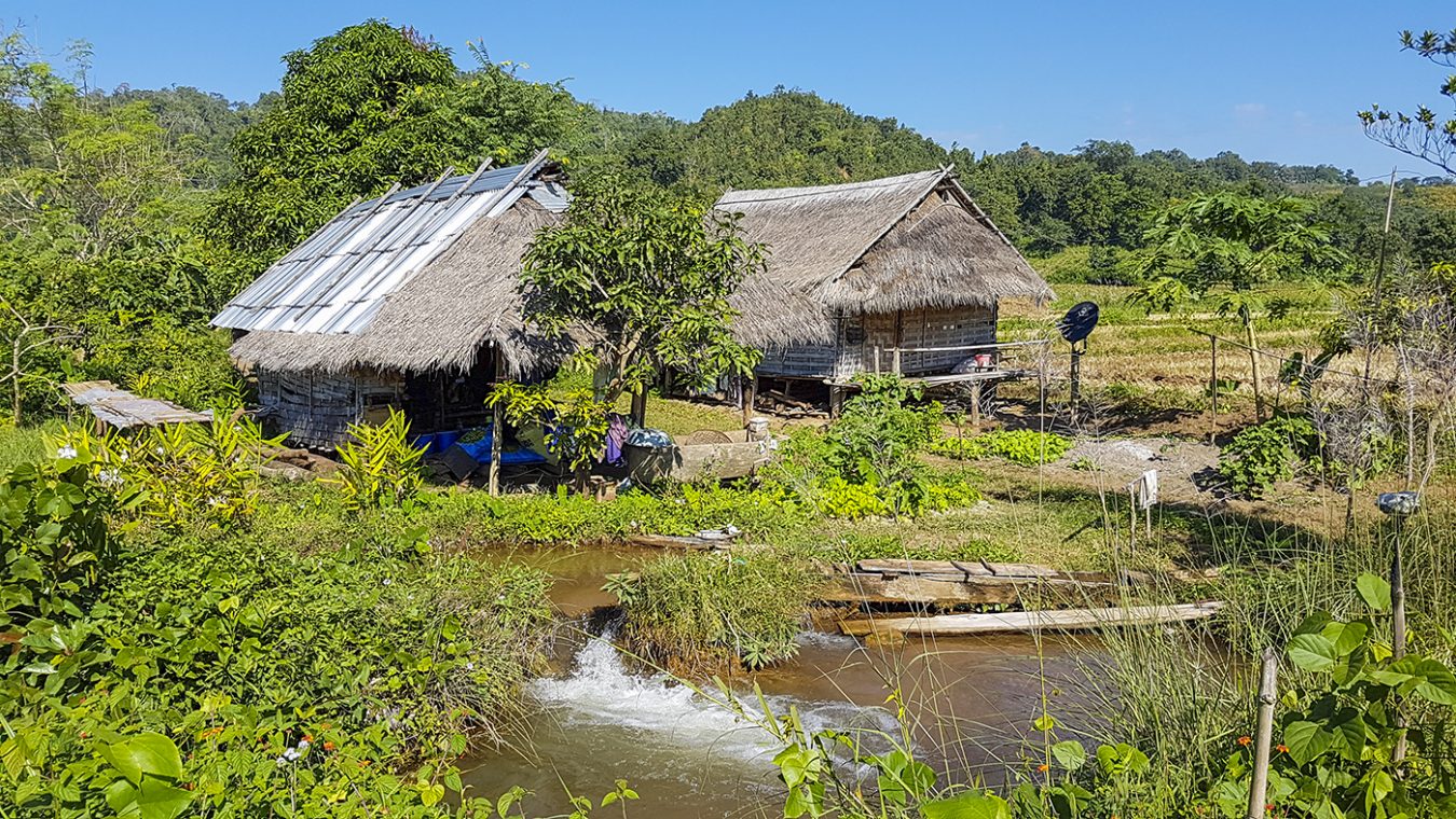 Pitoreske bamboehuizen op de trekking in Hsipaw