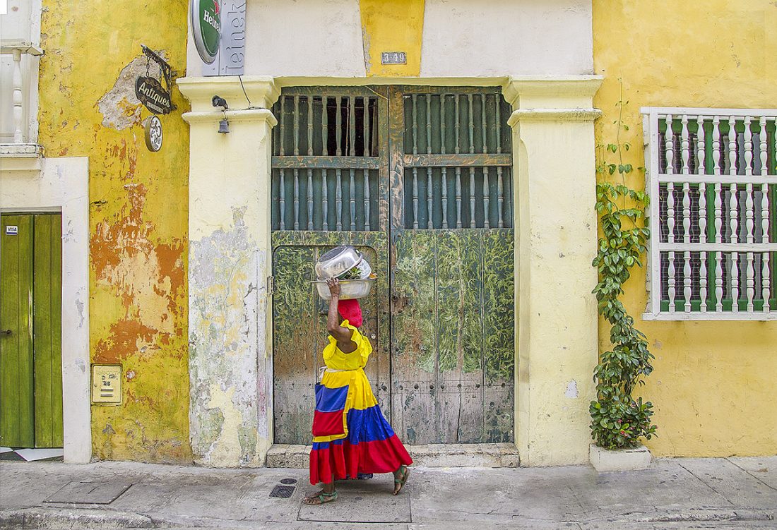Colombiaanse vrouw in traditionele kleding in Cartagena